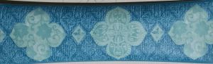 bordure-adhesive-avec-fleurs-sur-fond-bleu-174730-ff6a7649 BORDURE ADHÉSIVE AVEC FLEURS SUR FOND BLEU 174730 - immagine 1