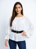 camicia bianca ampia con maniche a campana e una cintura nera