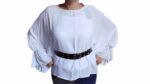 camicia bianca ampia con maniche a campana e una cintura nera