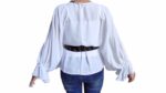 camicia bianca ampia con maniche a campana e una cintura nera