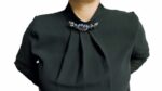 Blusa nera con un ornamento gioiello sul colletto By JAIME - immagine 5