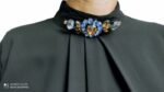 Blusa nera con un ornamento gioiello sul colletto By JAIME - immagine 3