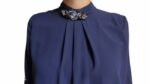 Blusa blu   con un ornamento gioiello sul colletto - immagine 3