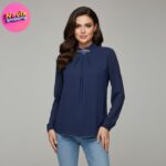 Blusa blu   con un ornamento gioiello sul colletto