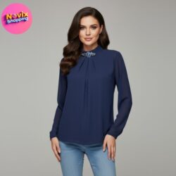 Blusa blu   con un ornamento gioiello sul colletto