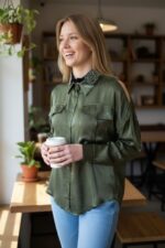 CAMICIA DONNA VERDE MILITARE SATIN A SPALLE SCOPERTE - immagine 2