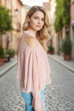 blusa a strati di chiffon rosa chiaro con spalle scoperte e maniche ampie e svasate