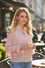 blusa a strati di chiffon rosa chiaro con spalle scoperte e maniche ampie e svasate