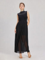 un abito nero lungo smanicato con dettagli gioiello