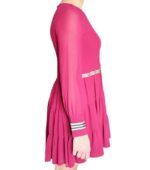 L'abito magenta a balze con maniche lunghe trasparenti e cintura - immagine 6
