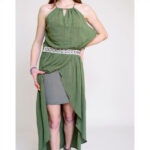 abito midi verde asimmetrico stile halter con un cinturino in vita - immagine 2