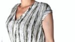 abito chemisier (o vestito a camicia) con una fantasia a righe verticali bianche e nere e una cintura annodabile in vita - immagine 3