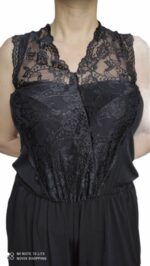 tuta intera (jumpsuit) nera elegante con un corpetto in pizzo senza maniche e pantaloni a gamba larga - immagine 5