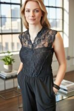 tuta intera (jumpsuit) nera elegante con un corpetto in pizzo senza maniche e pantaloni a gamba larga - immagine 2