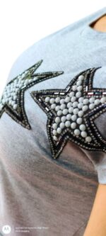 abito asimmetrico grigio con maniche corte e due applicazioni a forma di stella sul petto - immagine 4