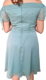 abito corto color azzurro/verde acqua, con spalle scoperte e una cintura decorativa in vita - immagine 6