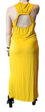 vestito lungo giallo senape con scollatura halter e schiena scoperta