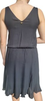 abito grigio a pieghe con scollo a V senza maniche by originale marines - immagine 5
