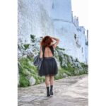 abito nero elegante senza maniche, caratterizzato da un corpetto in pizzo con scollo alto e una gonna a balze in tulle - immagine 2