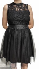 abito nero elegante senza maniche, caratterizzato da un corpetto in pizzo con scollo alto e una gonna a balze in tulle - immagine 3