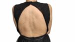 abito nero elegante senza maniche, caratterizzato da un corpetto in pizzo con scollo alto e una gonna a balze in tulle - immagine 5